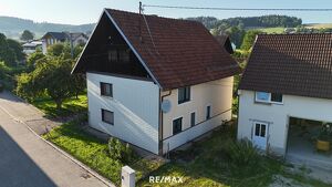 ***OPEN HOUSE, Freitag, 19. September von 13 - 15 Uhr*** Kompaktes Wohnhaus mit Stellplätzen und optionalem Nutzgrund