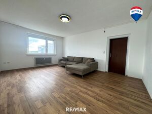 Attraktive Eigentumswohnung mit verglaster Loggia und eigenem PKW-Abstellplatz
