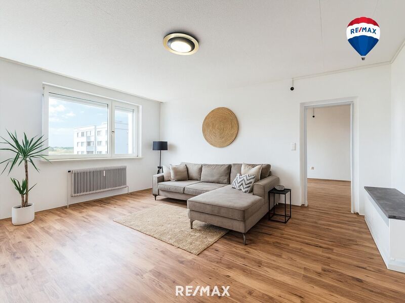 Attraktive Eigentumswohnung mit verglaster Loggia und eigenem PKW-Abstellplatz