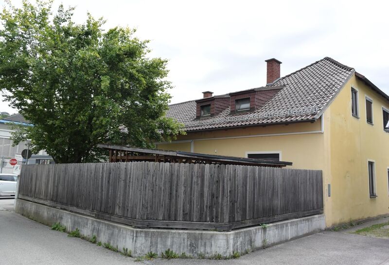 Wohnhaus mit Garten und Terrasse