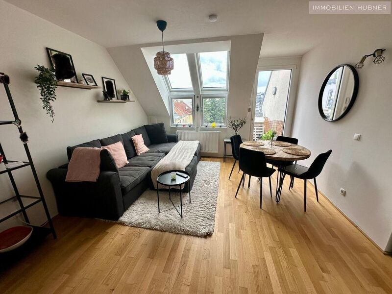 Klimatisierte DG-Wohnung mit hofseitigem Balkon! Baujahr 2021!