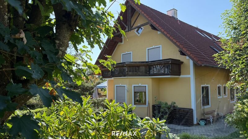 ?Wohnen & Wohlf&uuml;hlen im H&uuml;gelland ? vielseitige Immobilie mit 8 G&auml;stezimmern & Privatwohnung?