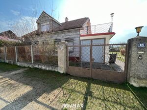 Sanierungsbedürftiges Haus auf großem Grundstück