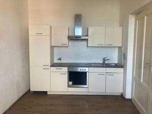 Sanierungsbedürftige WG-geeignete Wohnung in Zentrumslage