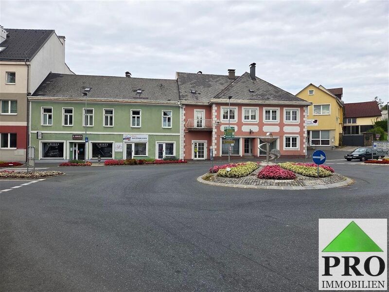 Mehrparteienhaus im Stadtzentrum Heidenreichstein gegen&uuml;ber der Wasserburg