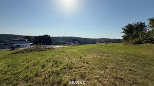 sehr sonniges und ruhiges Baugrundstück mit Bodenplatte