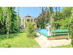 Grüne Oase in Prestige-Lage, Stilvilla mit ca. 1.600 m² Grund, Gästehaus, 2 Garagen und großem Pool