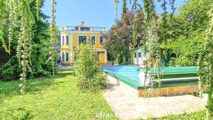 Grüne Oase in Prestige-Lage, Stilvilla mit ca. 1.600 m² Grund, Gästehaus, 2 Garagen und großem Pool