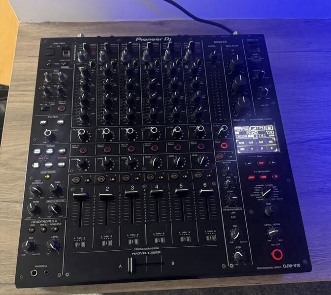 Pioneer DJM V10 Mixer