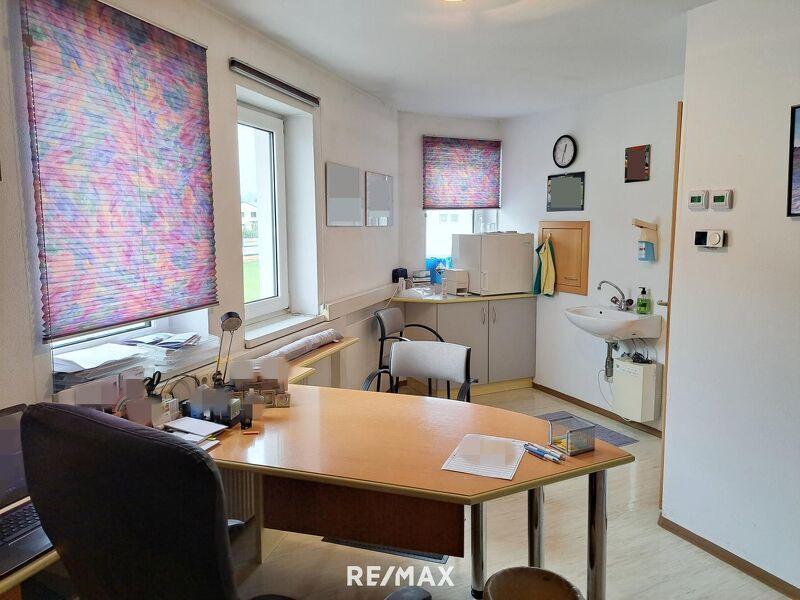 Zentrales Büro/Kanzlei mit Parkplätzen nahe Krankenhaus