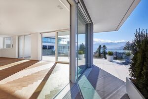 EIN AUSSERGEWÖHNLICHER Mix - Penthouse-Wohnung mit TERRASSE, BALKON & GARTEN - Seeblick