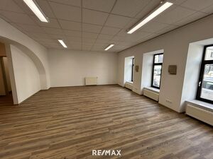 Repräsentatives Geschäftslokal am Hauptplatz von Laa an der Thaya ? hell, großzügig & vielseitig nutzbar