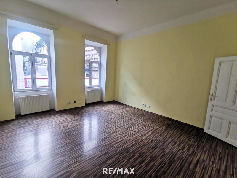 1 Zimmer Wohnungen, 2 St&uuml;ck im gleichen Haus, zum sanieren. Im 1. Stock mit Aufzug.