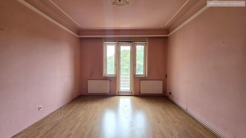 URBAN-LORITZ-PLATZ: Sanierungsbed&uuml;rftige 3-Zimmer-Altbauwohnung mit Balkon