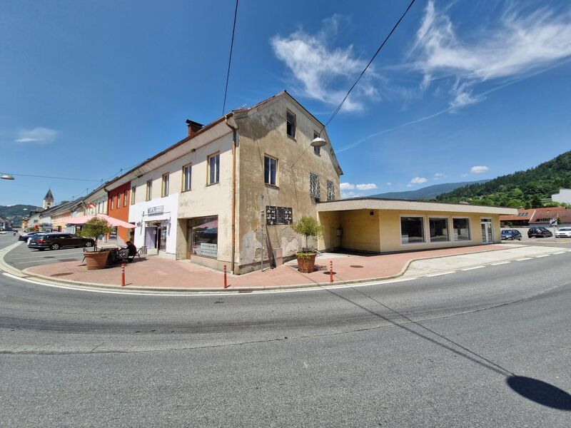 Geschäfts-Stadthaus mit 2 Wohnungen, riesiger Dachterrasse, 3 Geschäftsflächen, Lager und großem Innenhof, mitten in Lavamünd!