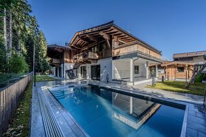 Wunderschönes Doppelhaus mit Gewerbefläche und Outdoor-Pool in sehr ruhiger Lage