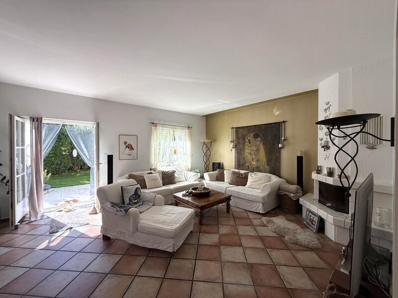 Wunderschöne Residenz in Massivbauweise, komplett eingerichtet // Wonderful residence in solid construction, fully furnished //