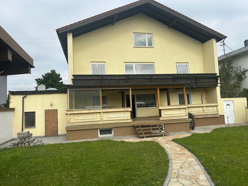 2 Familienhaus mit Pool und Outdoorküche/Poolhaus - Garage für 3 Autos -SOFORT VERFÜGBAR-DACHBODEN AUSBAUBAR