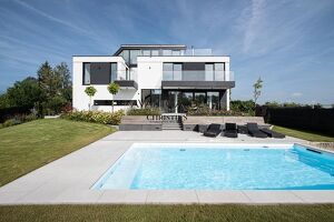 Moderne Familienvilla mit Blick