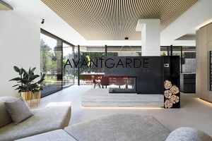 Moderne Luxusvilla mit Stadt- und Weinbergblick
