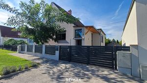 Vollkomfort Einfamilienhaus mit Pool, Sonnenterrasse und großem Garten