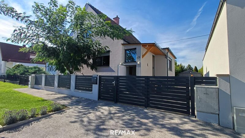 Vollkomfort Einfamilienhaus mit Pool, Sonnenterrasse und großem Garten