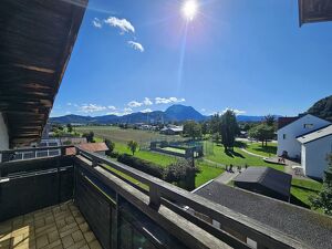 Helle 3-Zimmer-Mietwohnung in zentraler Lage von Pinsdorf mit Balkon & Gebirgsblick