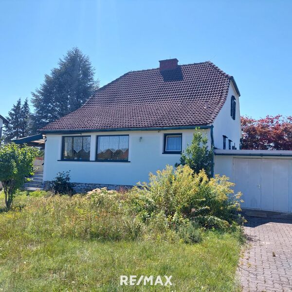 Wohnhaus mit Nebengebäude und Garten in Heiligenkreuz