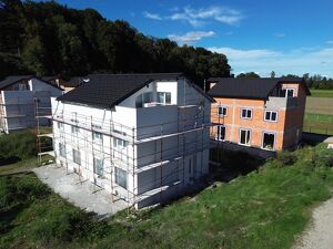 Traumhafte Neubau Doppelhaushälften 128 m² Wfl. zum Mieten mit Büro / Galerie, Dachterrasse, Eigenarten & Einzelgarage in Attnang-Puchheim