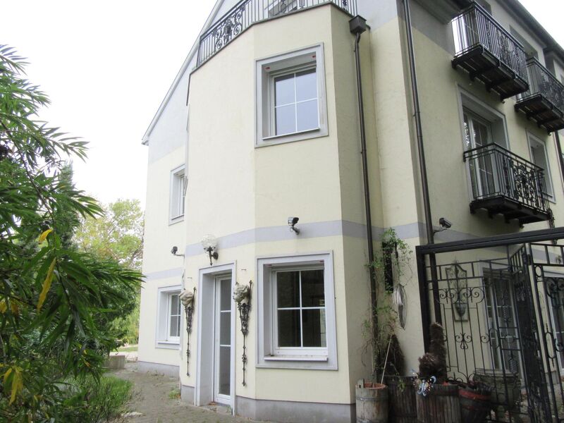 REPRÄSENTATIVE VILLA MIT BLICK IN DEN SCHLOSSPARK