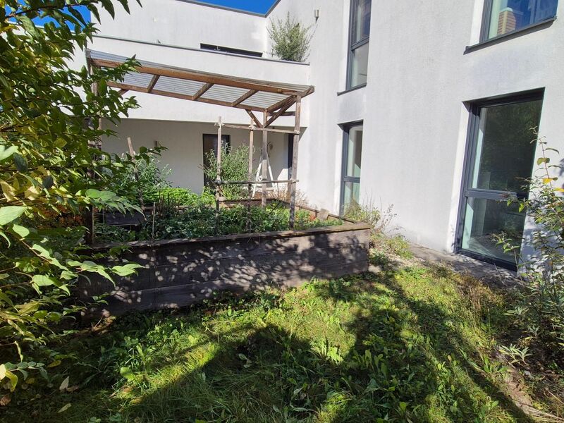 HAUSHÄLFTE IN ZENTRALER UND SEHR RUHIGER LAGE