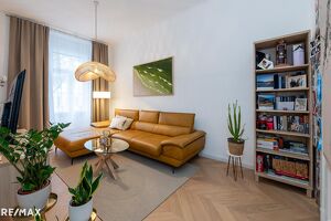 Stilechte, professionell generalsanierte Altbauwohnung mit Balkon