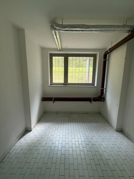 Großer Lagerraum im Kellergeschoß eines Mehrparteienhauses zu vermieten