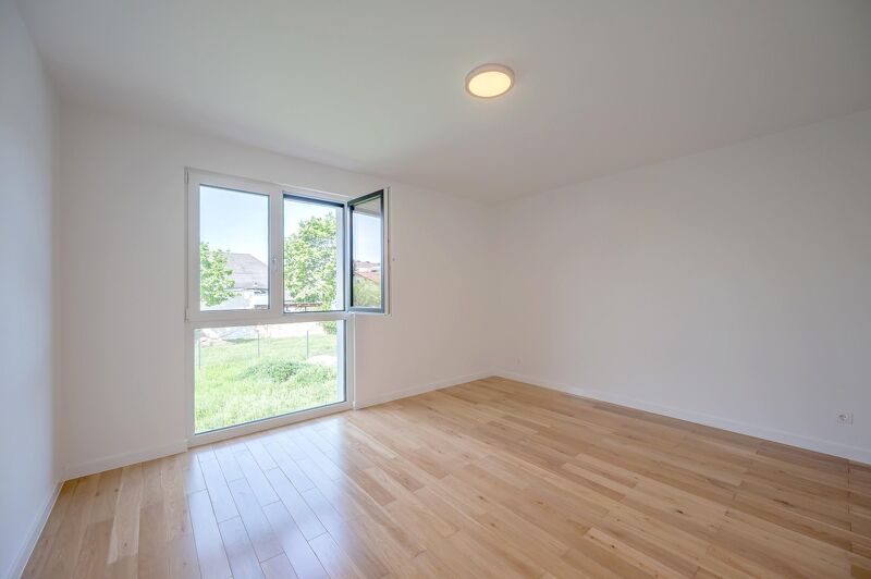 "Neue Wohnung im neuen Wohnhaus mit großem Balkon und mit hochwertiger Küche bei Baden"