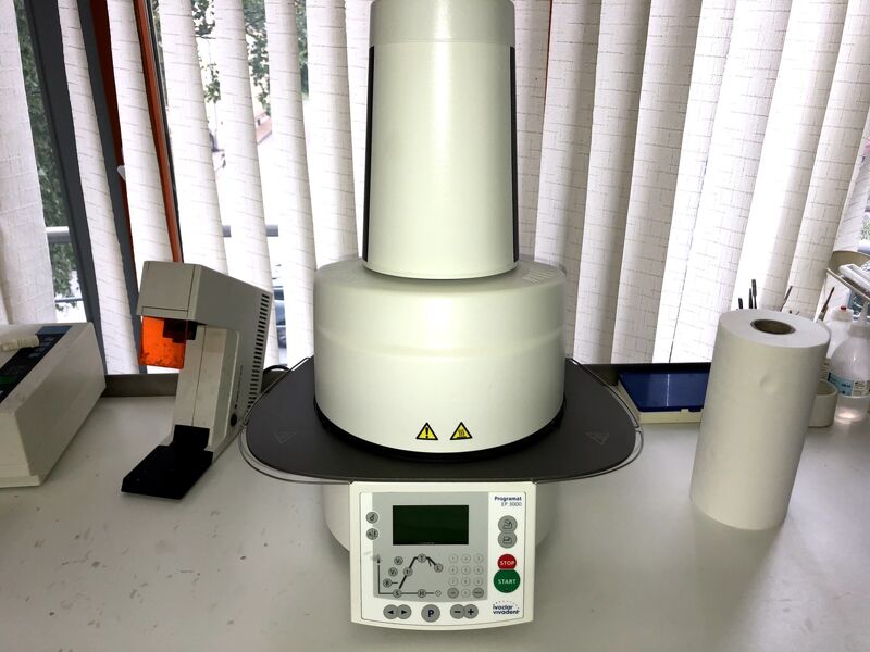 Ivoclar Vivadent Programmat EP 3000 mit VP4 Vakuumpumpe
