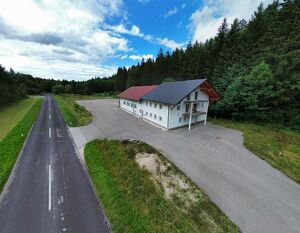 Großzügige Gewerbeliegenschaft Widmung B, MB mit XXL-Grundstück, Halle mit 248 m², Büro und XL-Einliegerwohnung in Fornach / Nähe Straßwalchen