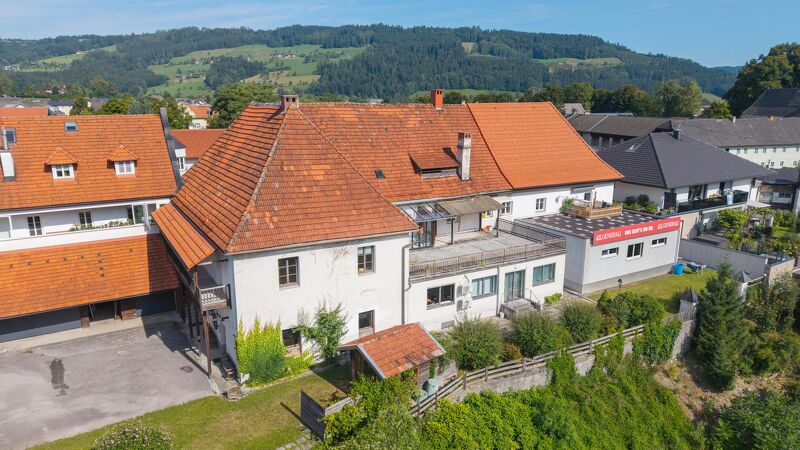 Zwei besondere Wohnungen in historischem Geb&auml;ude - 178 m&sup2; und 49 m&sup2; im Zentrum von Scharnstein mit sch&ouml;nem Ausblick und Garage!