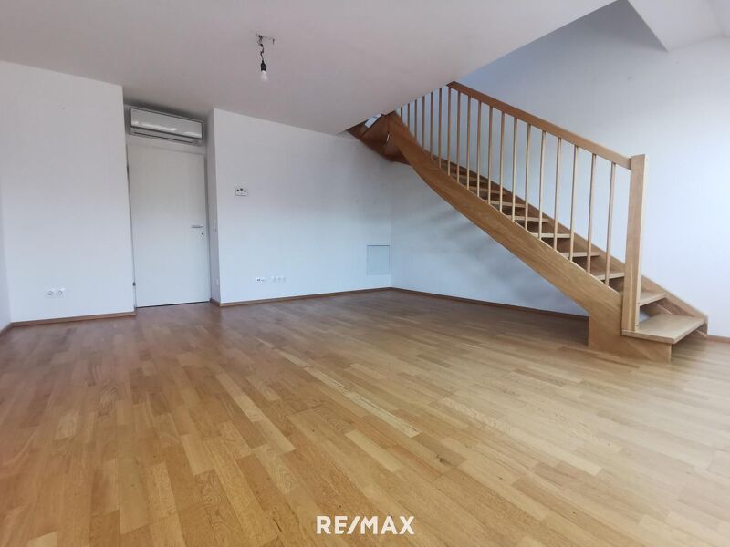 2 Zi.-DG-Maisonette im supersch&ouml;ner Altbau an Single oder P&auml;rchen zu vergeben. Plus Regelgeschosswohnungen.