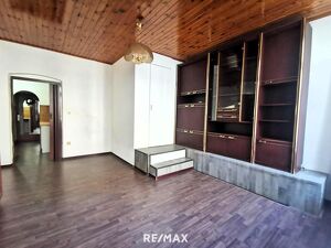 1 Zimmer, renovieren / sanieren in Ruhelage. Ein weiteres im Haus zum Verkauf.