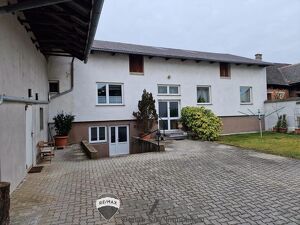 "Wohnhaus und Hallen"