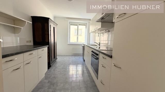 Karmeliterplatz-Charme trifft modernen Komfort ? 2-Zimmer-Neubauwohnung mit Stellplatz im Innenhof.