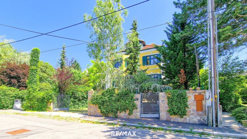 Gr&uuml;ne Oase in Prestige-Lage, Stilvilla mit ca. 1.600 m&sup2; Grund, G&auml;stehaus, 2 Garagen und gro&szlig;em Pool