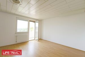 Großzügige 4-Zimmer-Wohnung mit Loggia und Stellplatz ? Potenzial zur Sanierung vorhanden