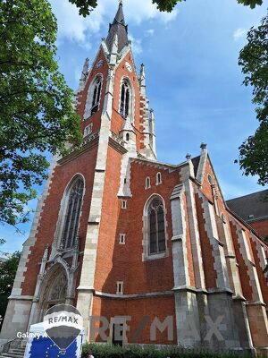 "mit Blick auf die St Elisabeth Kirche mit Terrasse"