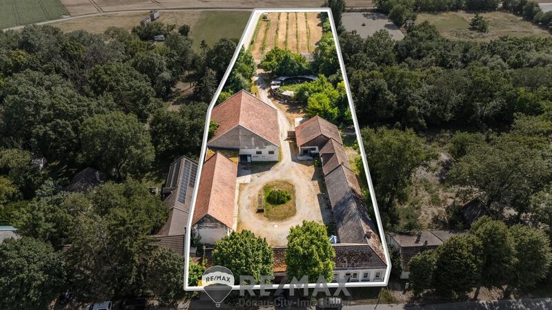 "Gro&szlig;z&uuml;giges Grundst&uuml;ck mit Pferdehof und sanierungsbed&uuml;rftigem Haus ? nur Minuten von Wien entfernt"