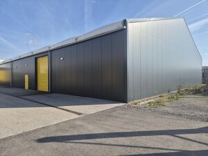 Neuwertige Halle mit ca. 875 m² in der ehem. Kopal-Kaserne zu vermieten