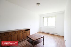 Großzügige 4-Zimmer-Wohnung mit Loggia und Stellplatz ? Potenzial zur Sanierung vorhanden