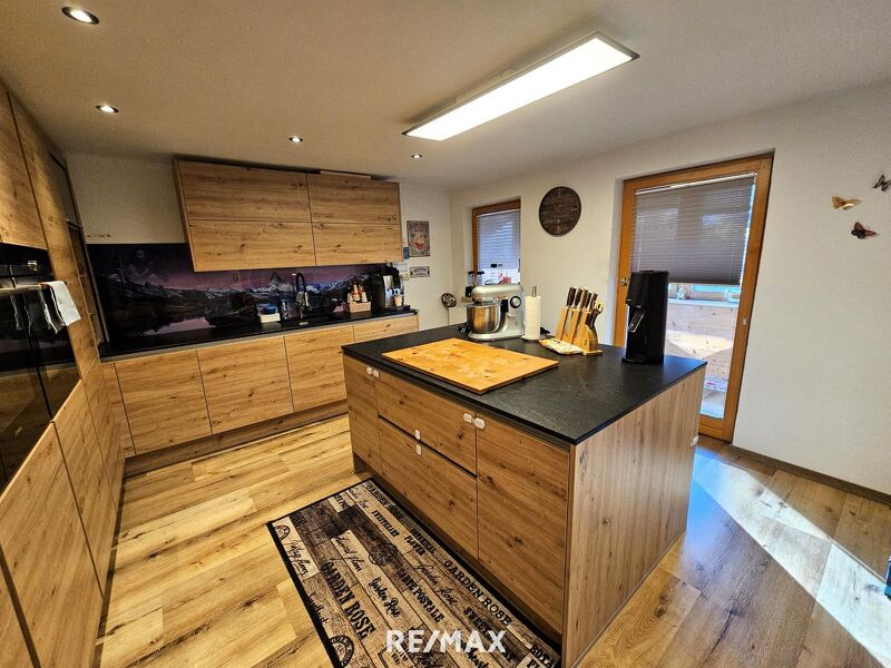 Gro&szlig;z&uuml;giges Zweifamilienhaus mit Garten und Pool