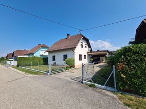 Einfamilienhaus mit Pool und Nebengebäuden
