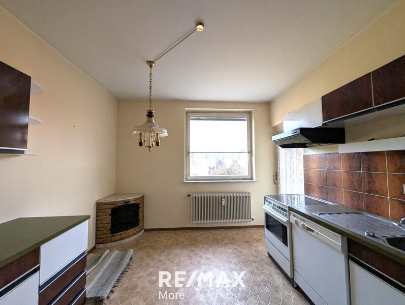 Sanierungsbed&uuml;rftige 3-Zimmer-Eigentumswohnung mit Balkon, Loggia und Garage